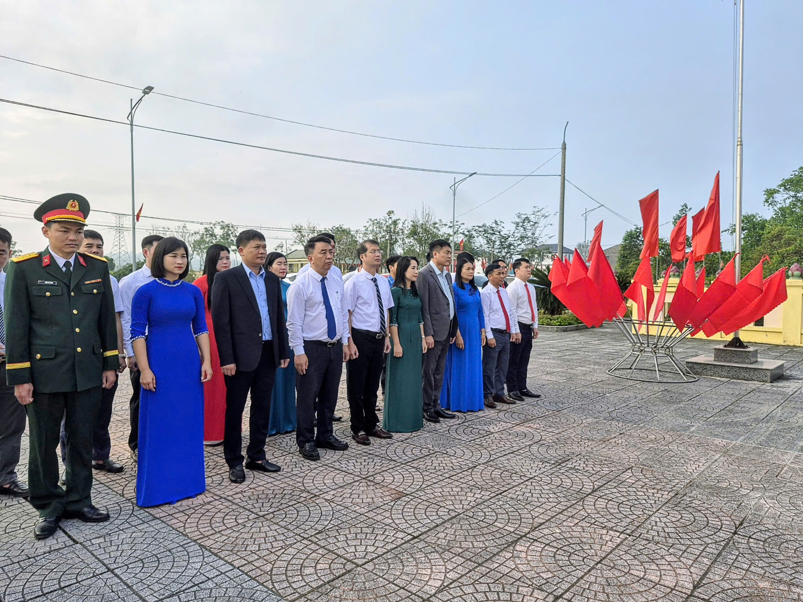 Lãnh đạo xã Tùng Lộc dâng hoa tại Di tích Bến đò Thượng Trụ