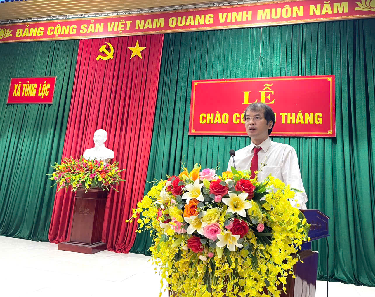 Xã Tùng Lộc tổ chức Lễ chào cờ đầu tháng 11 và triển khai nhiệm vụ trong thời gian tới