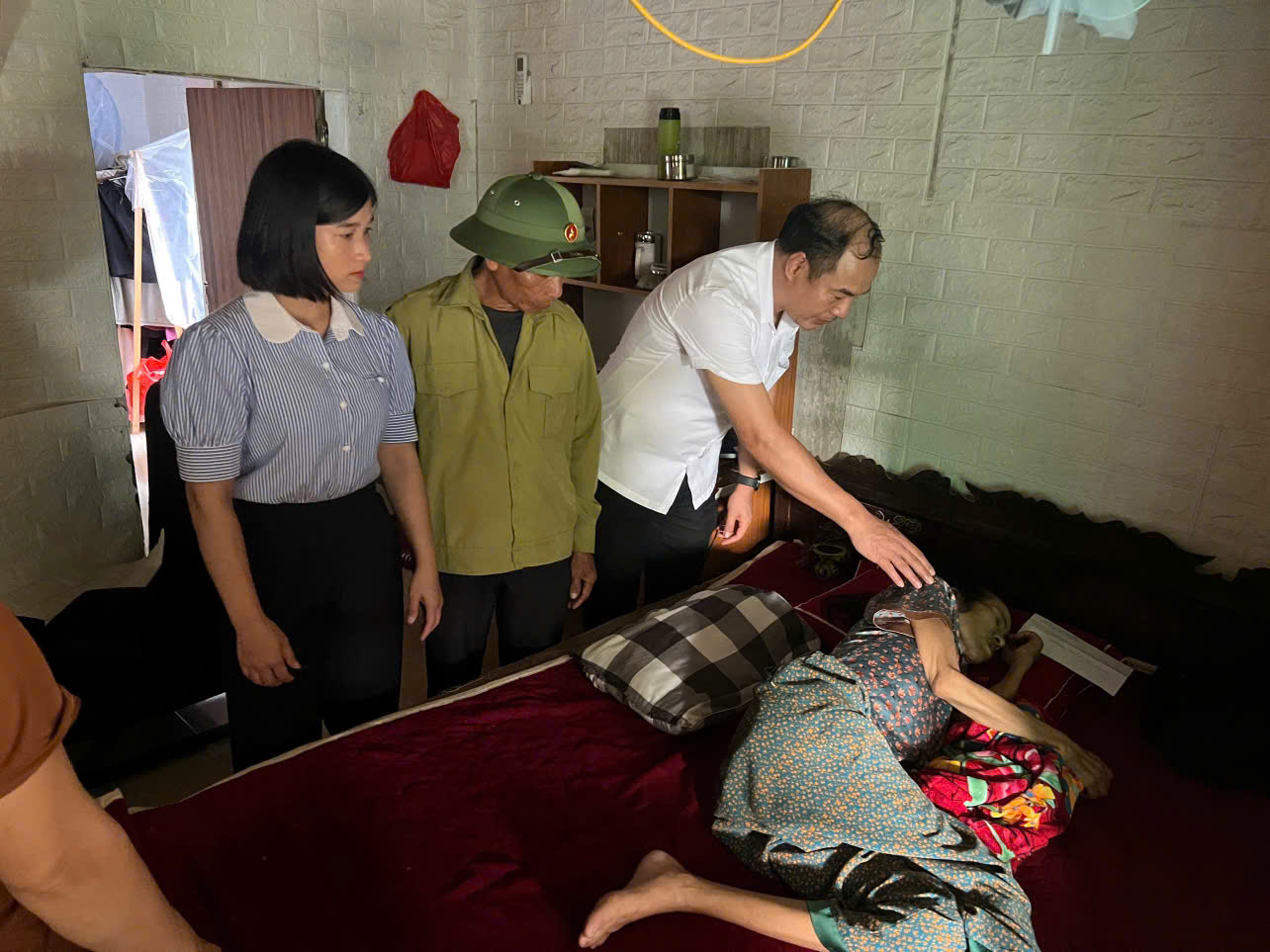 Chúc mừng, tặng quà các cụ cao tuổi nhân kỷ niệm Ngày Quốc tế Người cao tuổi 01/10