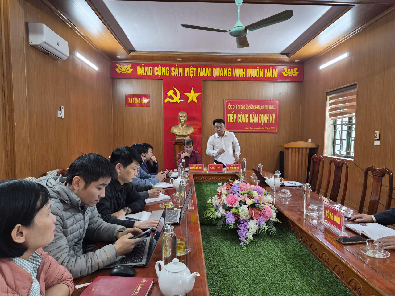 Lãnh đạo xã Tùng Lộc tiếp công dân định kỳ tháng 12