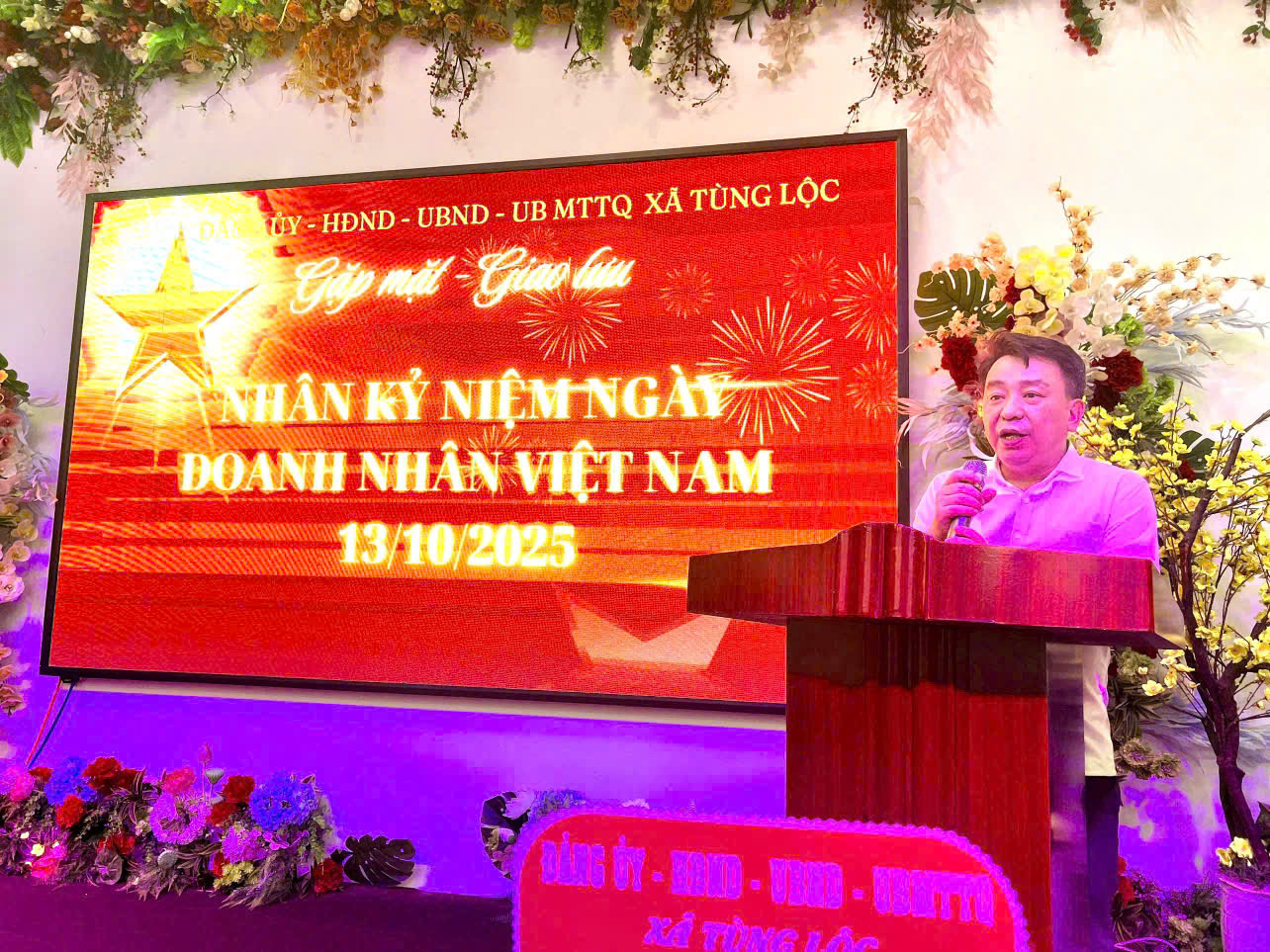 Lãnh đạo xã Tùng Lộc tặng hoa, chúc mừng ngày doanh nhân Việt Nam