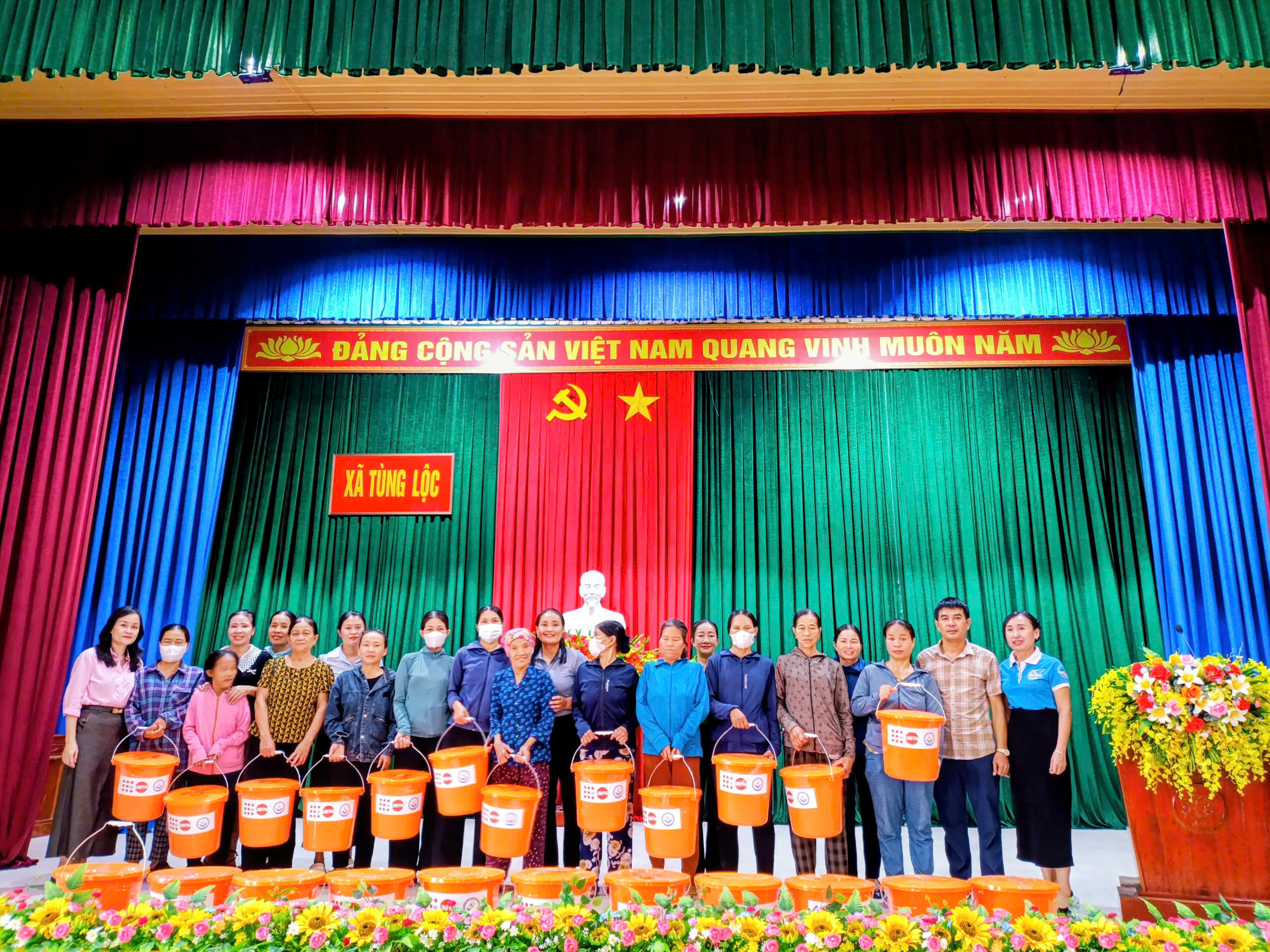 Trao quà cho phụ nữ và trẻ em gái bị ảnh hưởng nặng bởi cơn bão số 05 tại xã Tùng Lộc.