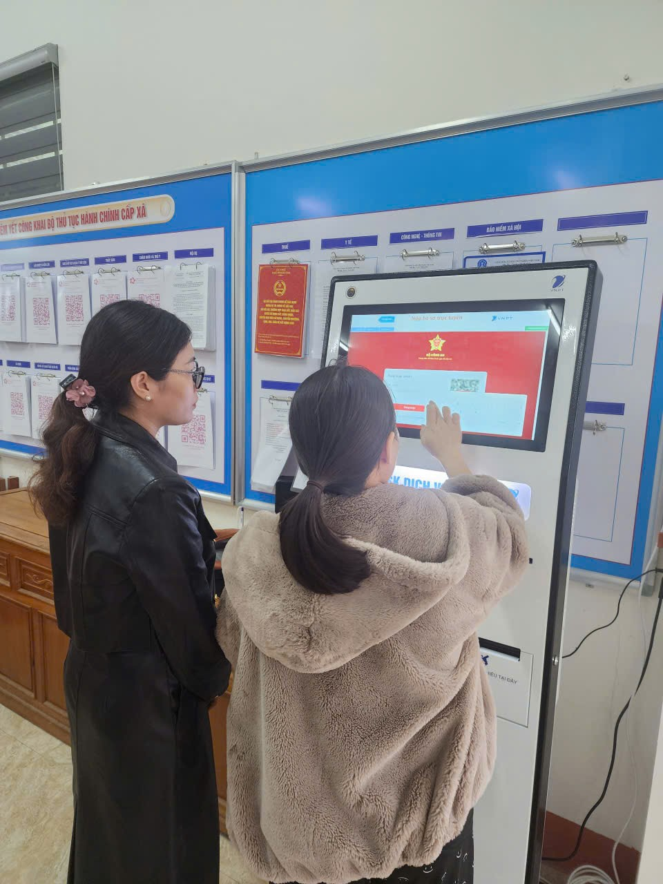 TRUNG TÂM PHỤC VỤ HÀNH CHÍNH CÔNG – GIÚP NHÂN DÂN XÃ TÙNG LỘC KHAI THÁC HIỆU QUẢ DỊCH VỤ CÔNG