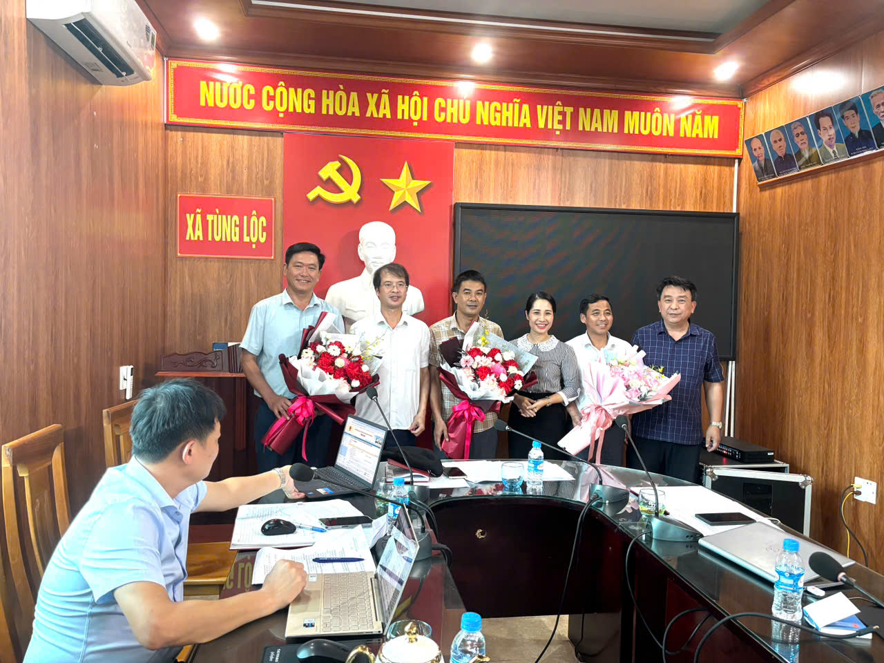 Tặng hoa chúc mừng kỷ niệm 80 năm Ngày Truyền thống 