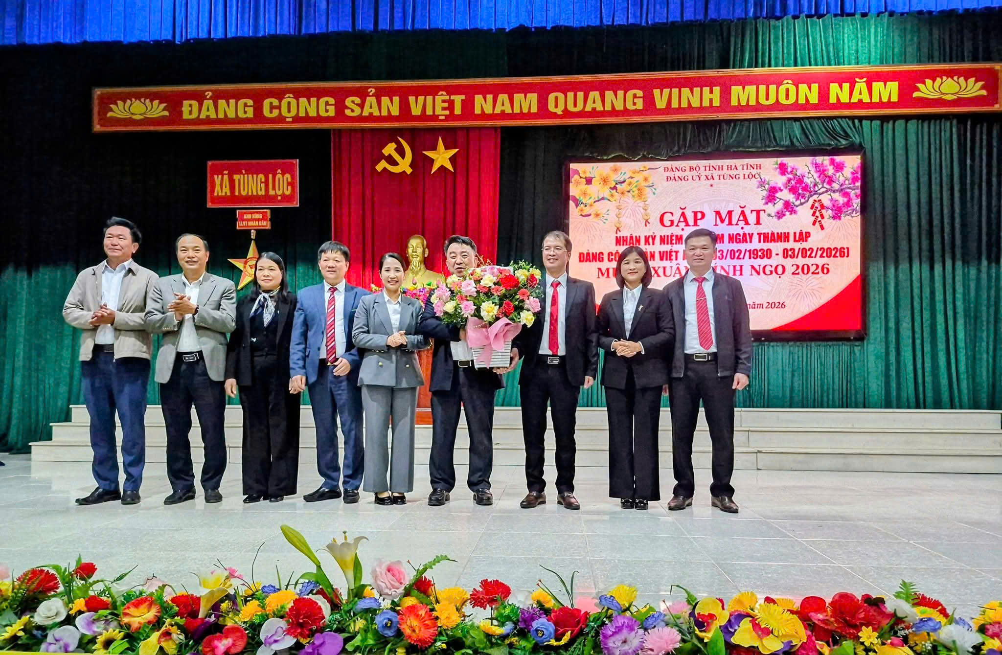 Tặng hoa chúc mừng Đảng ủy nhân kỷ niệm 96 năm ngày thành lập Đảng 