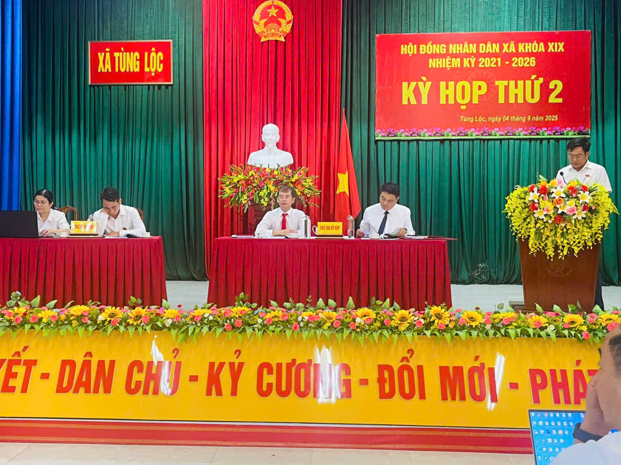 Kỳ họp thứ 2 HĐND xã Tùng Lộc khóa XIX, nhiệm kỳ 2021 - 2026