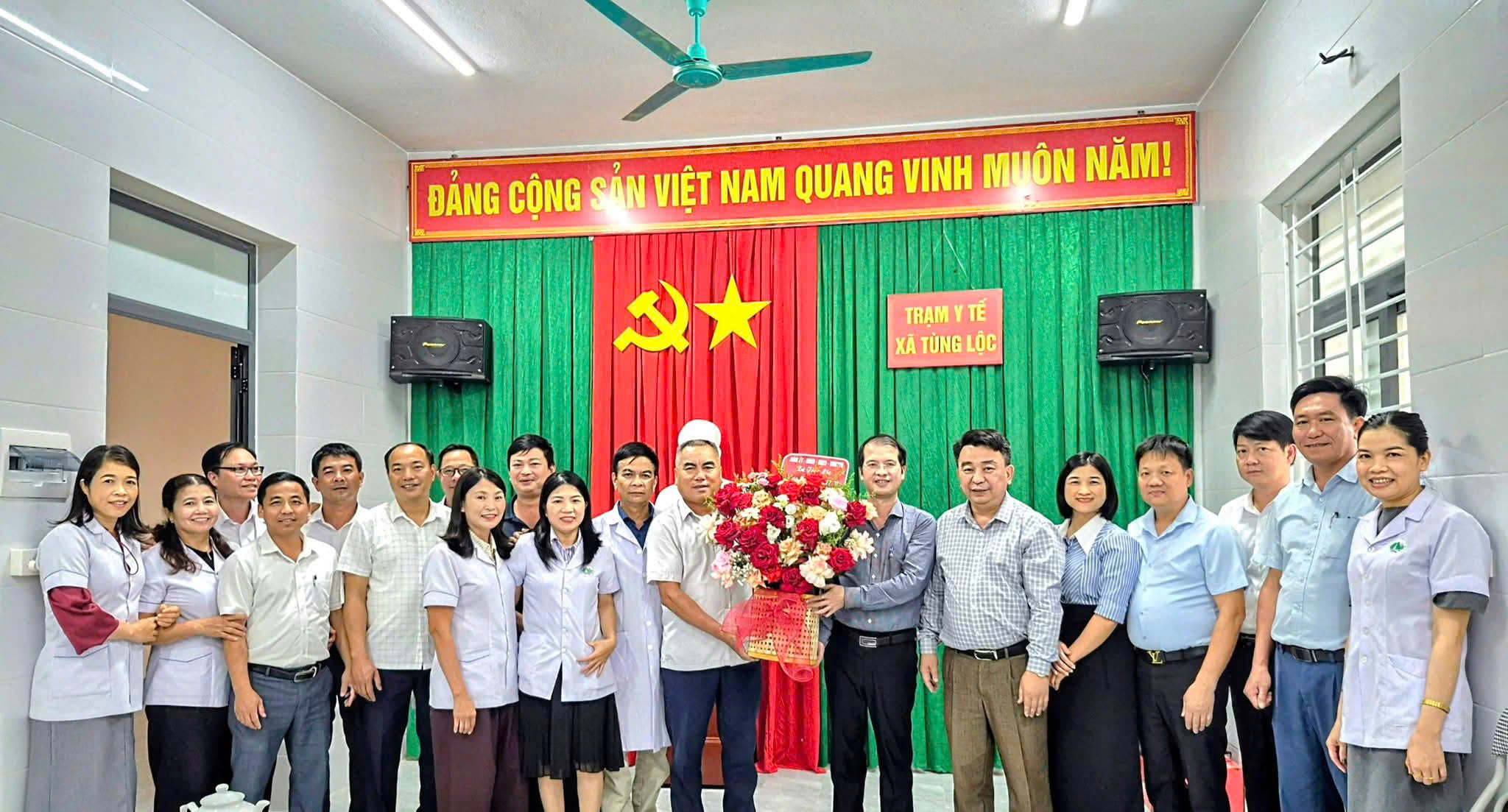 Các đồng chí lãnh đạo xã chúc mừng Trạm y tế  nhân Ngày Thầy thuốc Việt Nam