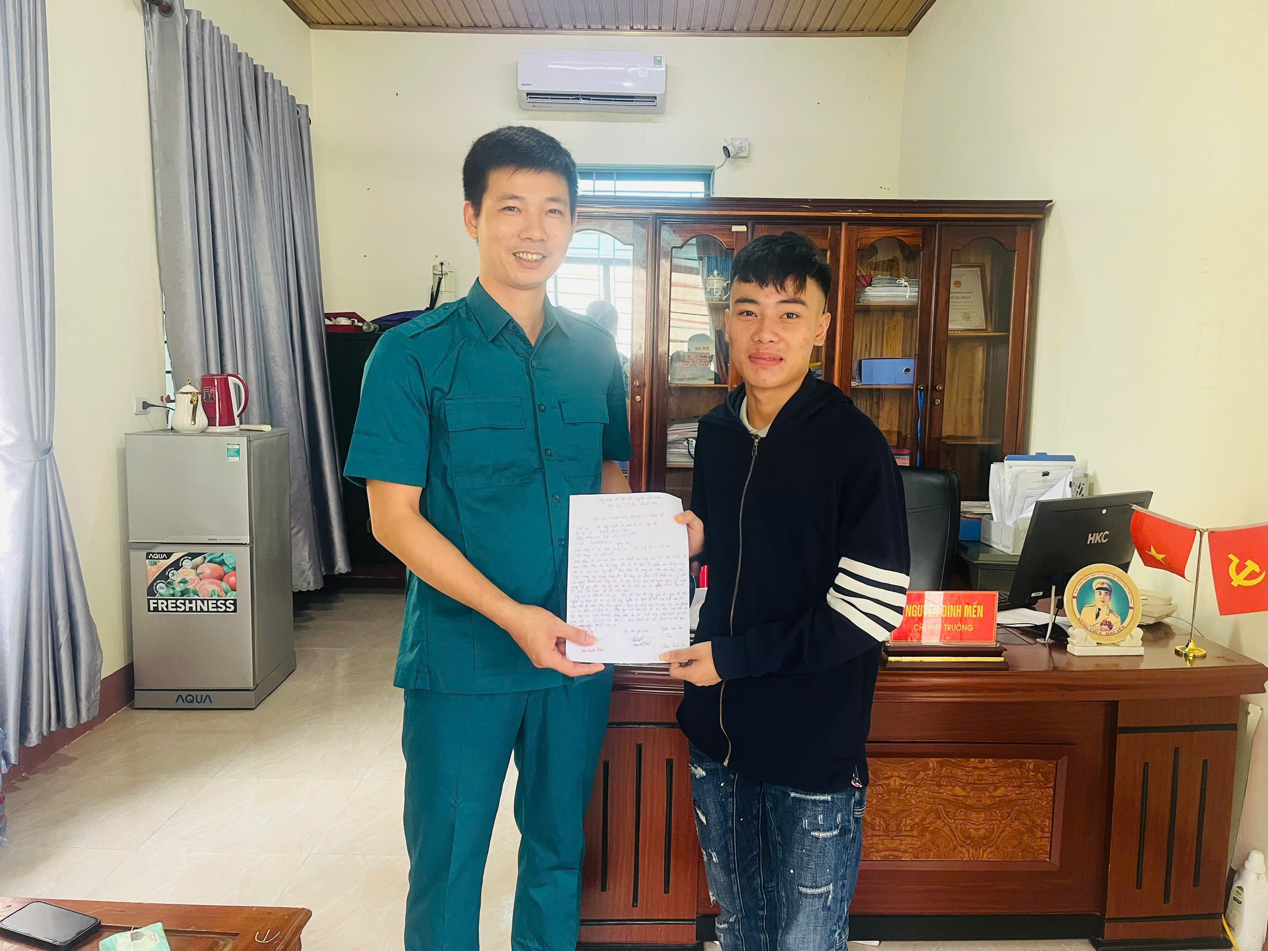 Thanh niên xã Tùng Lộc tình nguyện viết đơn tham gia nghĩa vụ quân sự