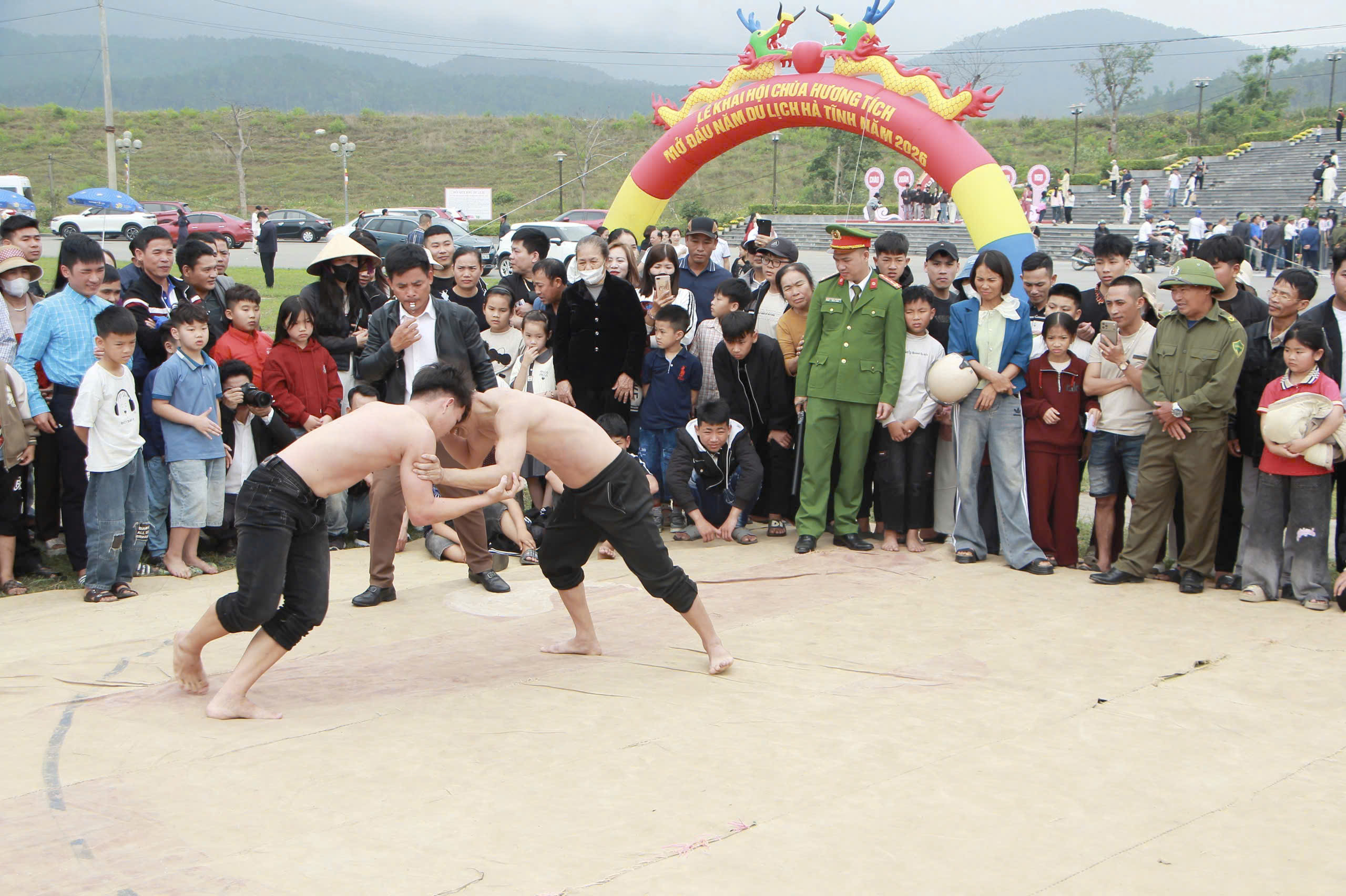 Tùng Lộc tham gia đô vật tại Lễ khai hội chùa hương tích xã Can Lộc