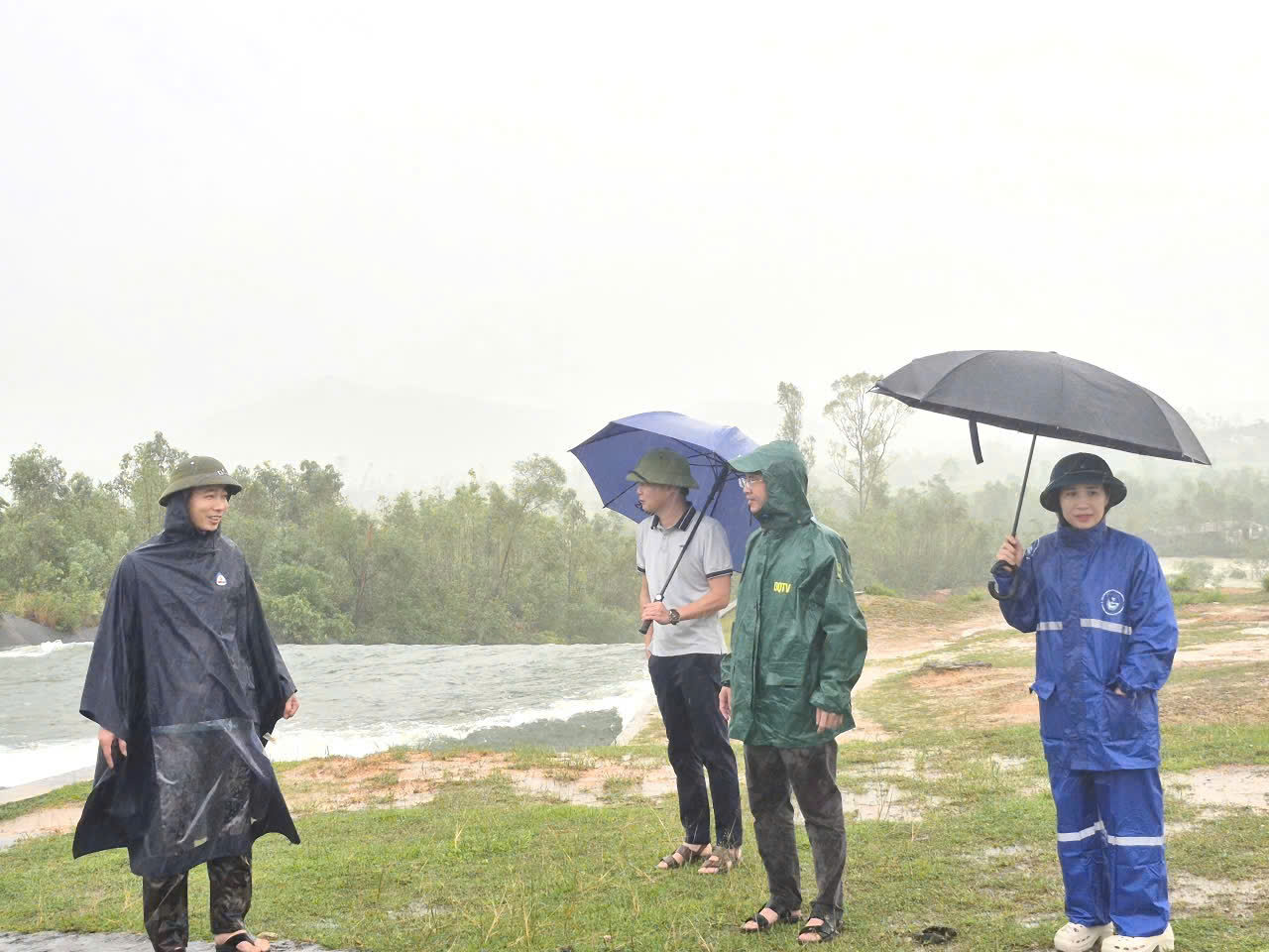 Lãnh đạo xã Tùng Lộc trực tiếp kiểm tra công tác phòng, chống mưa lũ tại hồ chứa nước Cu Lây