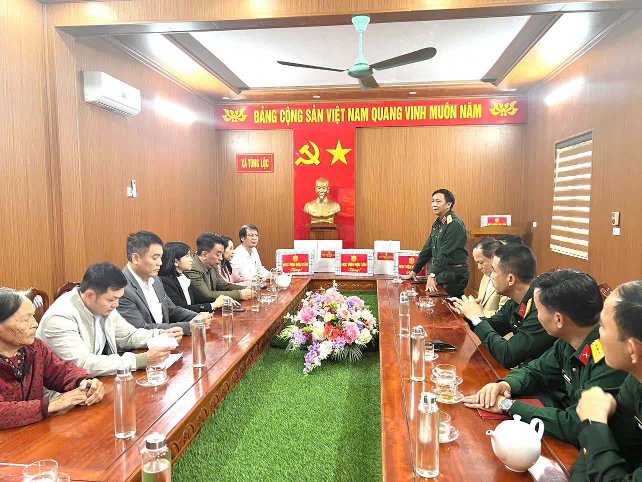 Đoàn Học viện Hậu cần trao quà hỗ trợ các hộ dân có hoàn cảnh khó khăn tại xã Tùng Lộc