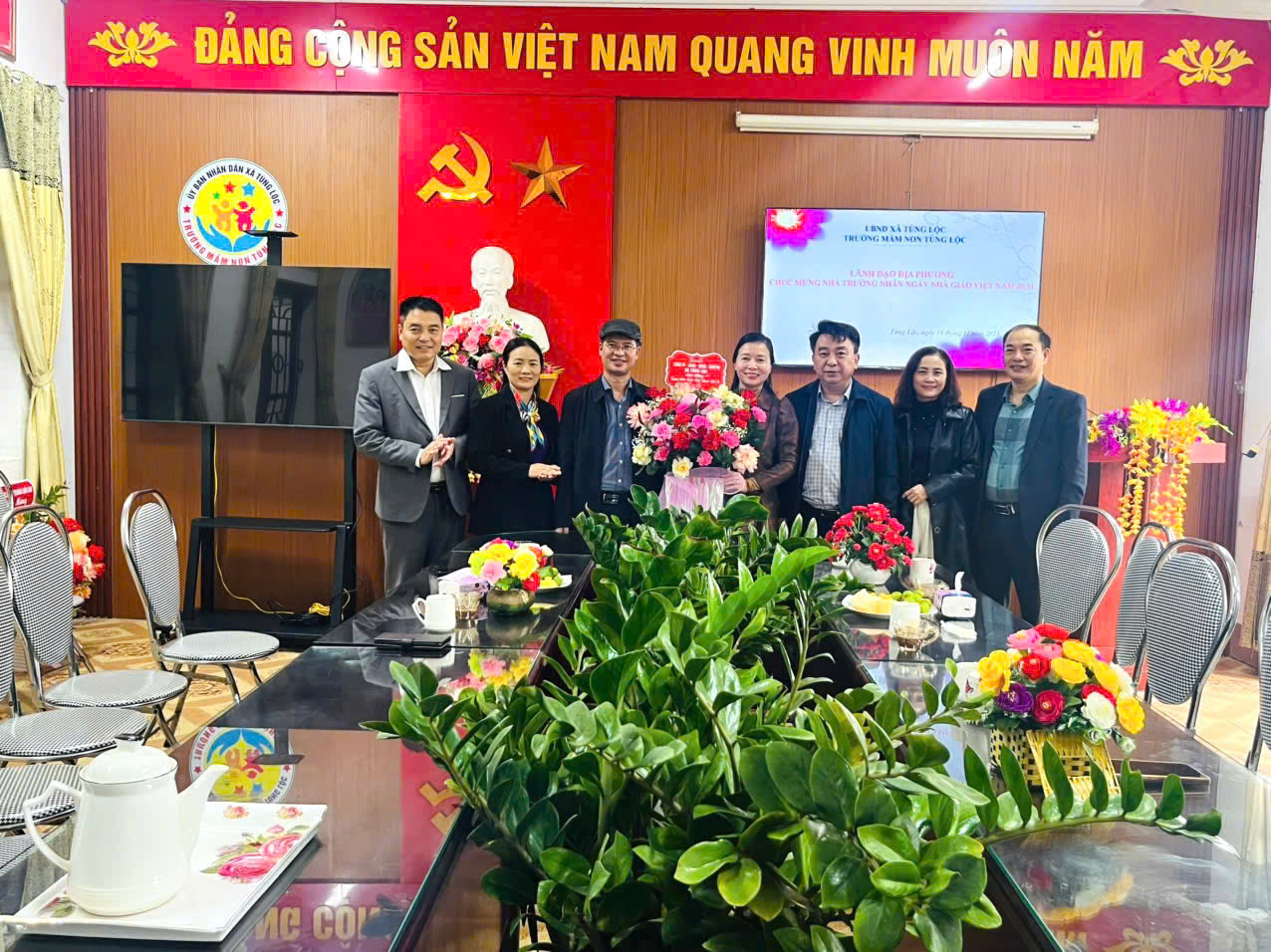 Lãnh đạo xã Tùng Lộc chúc mừng các trường học Ngày Nhà giáo Việt Nam 20/11