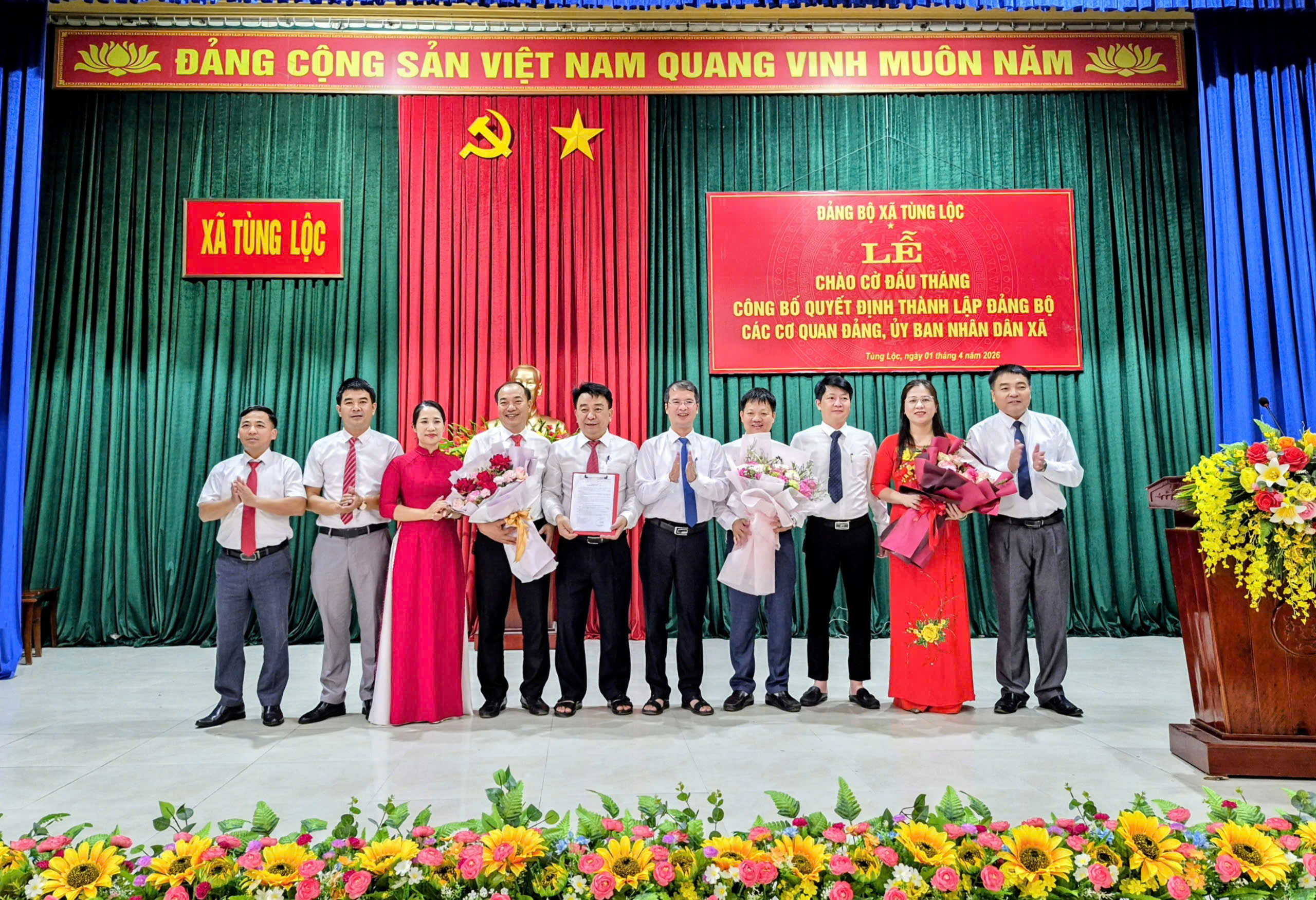 Xã Tùng Lộc tổ chức chào cờ và Công bố Quyết định thành lập Đảng bộ các cơ quan Đảng, UBND xã