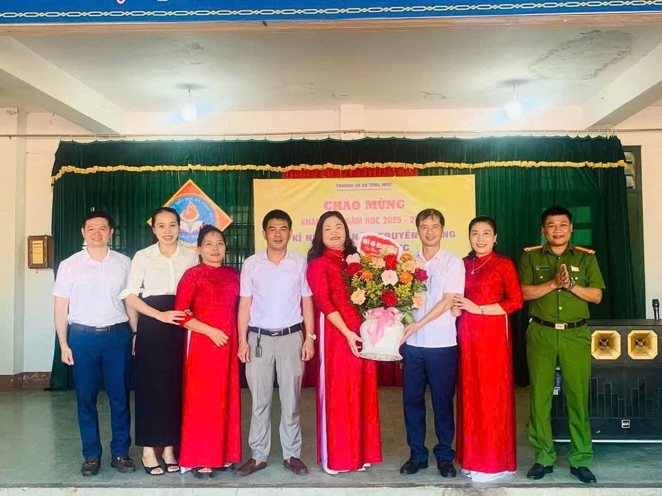 Lãnh đạo xã Tùng Lộc dự Lễ khai giảng tại các trường học trên địa bàn