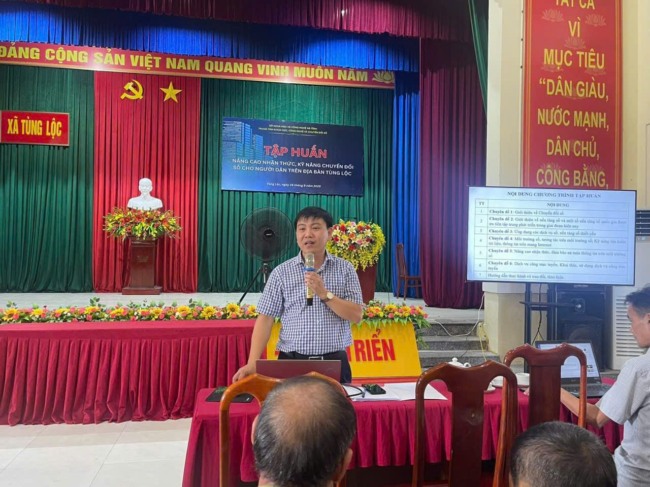 Xã Tùng Lộc tổ chức lớp tập huấn nâng cao nhận thức, kỹ năng chuyển đổi số  cho Người dân trên địa bàn xã.