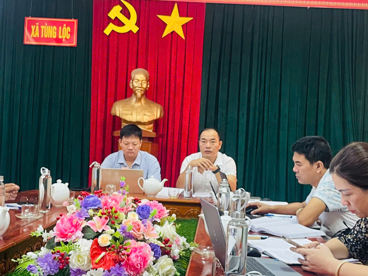  Trung tâm phục vụ hành chính công xã họp tháo gở các khó khăn, vướng mắc trong việc giải quyết hồ sơ, thủ tục cho nhân dân