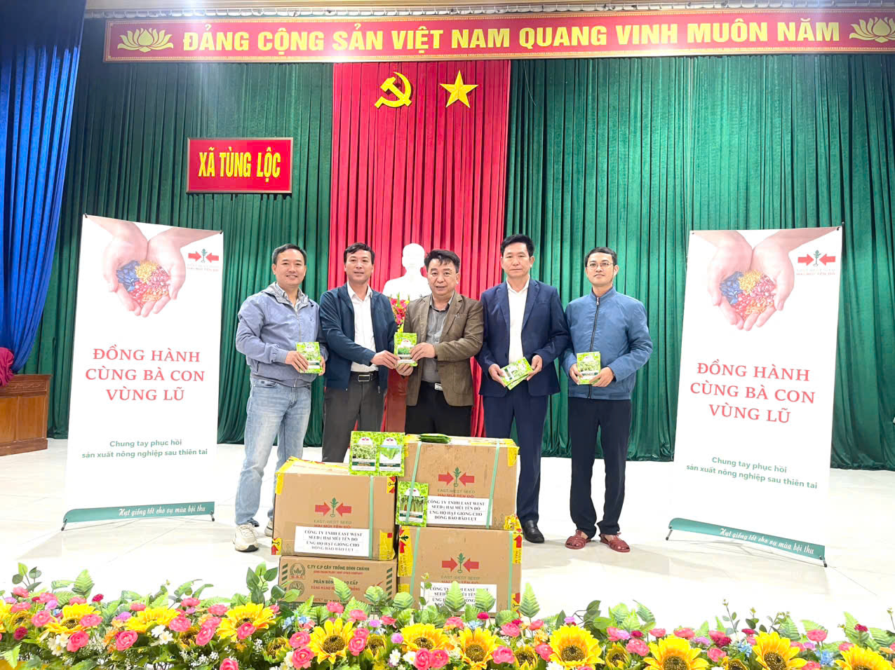 Công ty TNHH East-West Seed (Hai Mũi Tên Đỏ) hỗ trợ nhân dân xã Tùng Lộc 50kg hạt giống rau sau bão lũ.