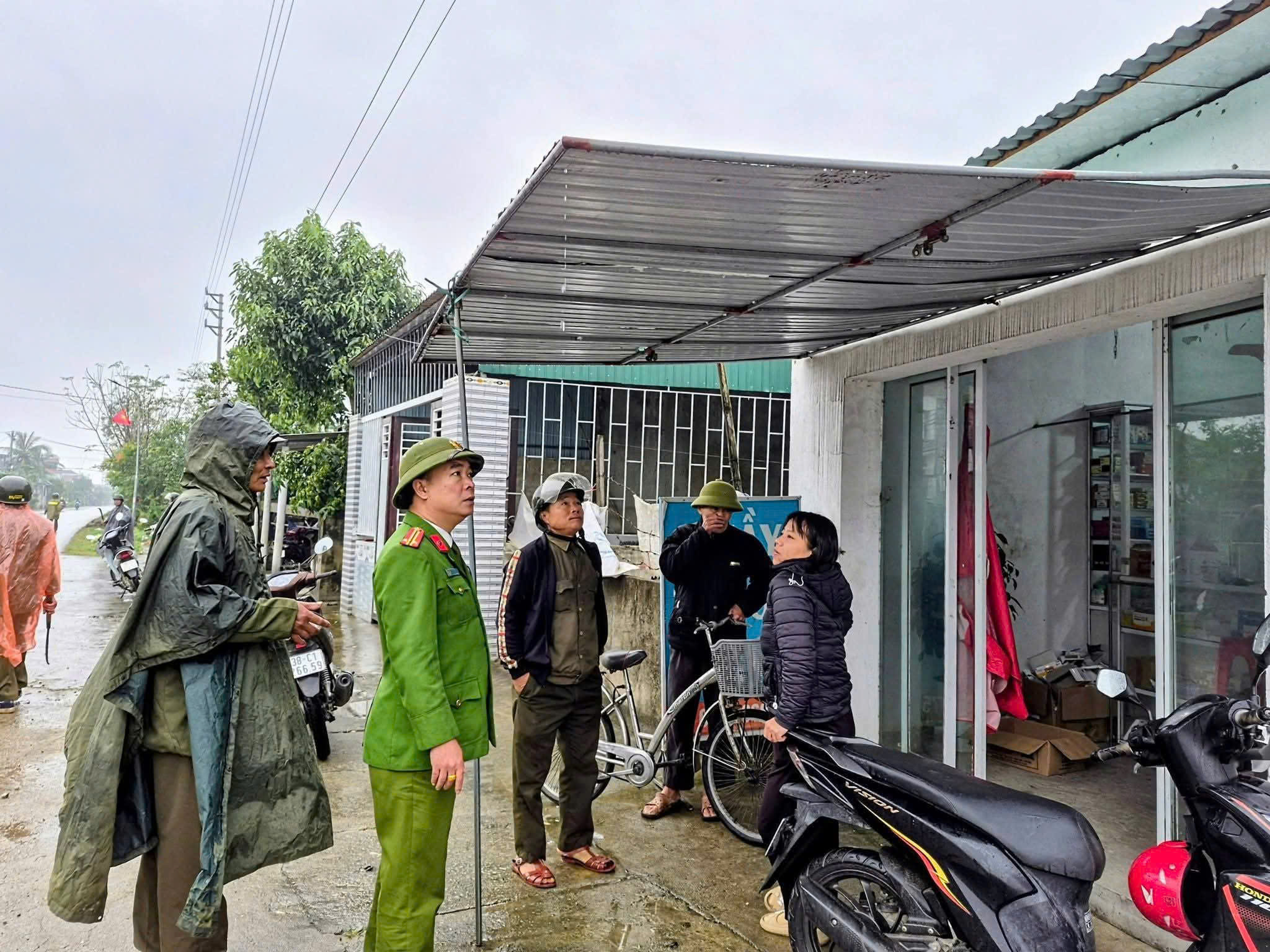 Tùng Lộc ra quân giải tỏa hành lang an toàn giao thông