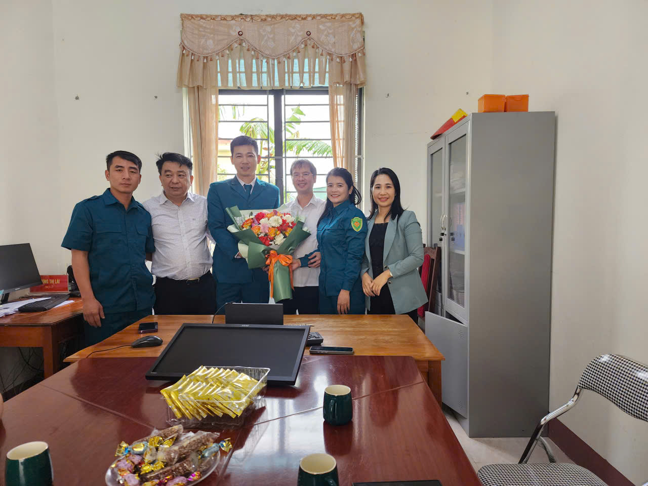 Lãnh đạo xã Tùng Lộc chúc mừng Ban Chỉ huy Quân sự xã 