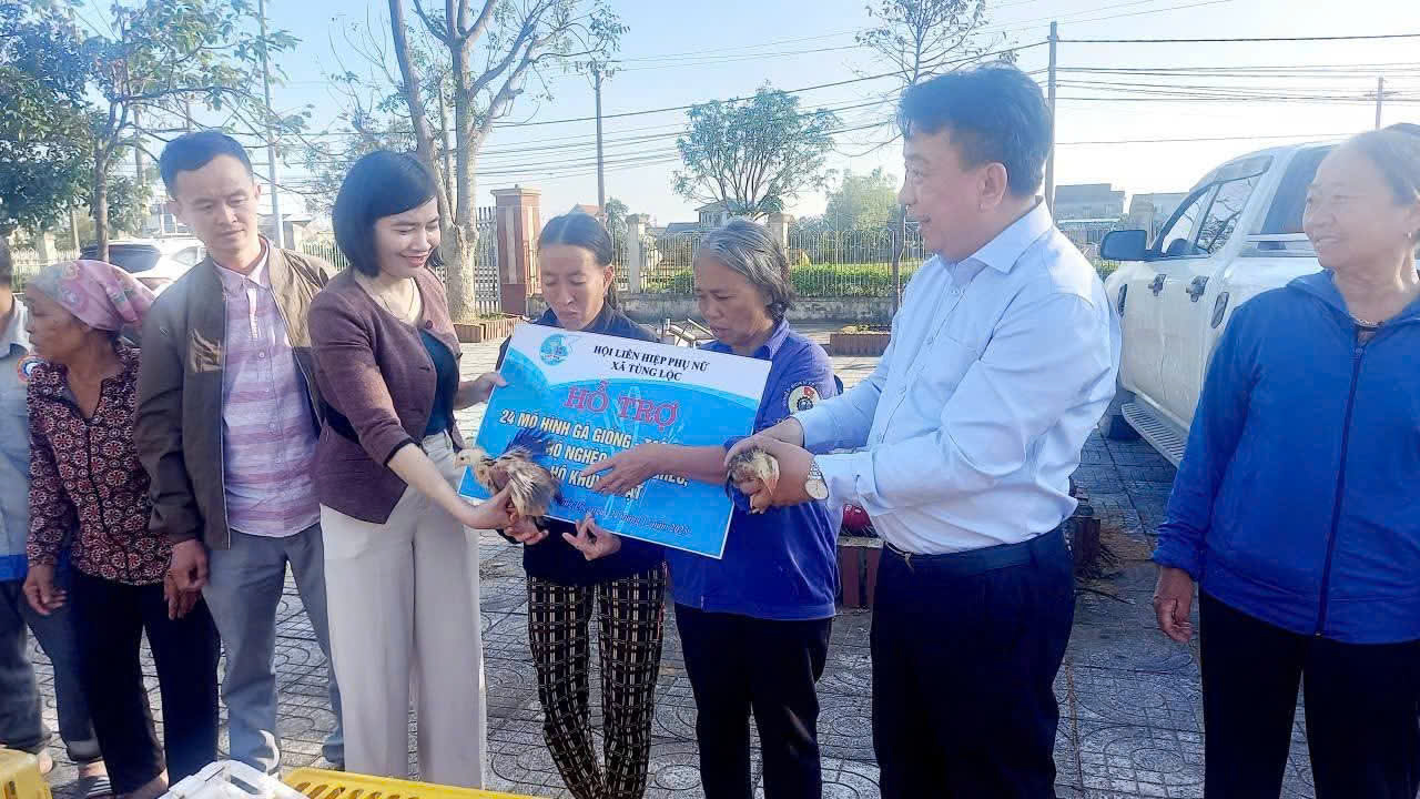 Bàn giao Gà giống chương trình MTQG giảm nghèo bền vững