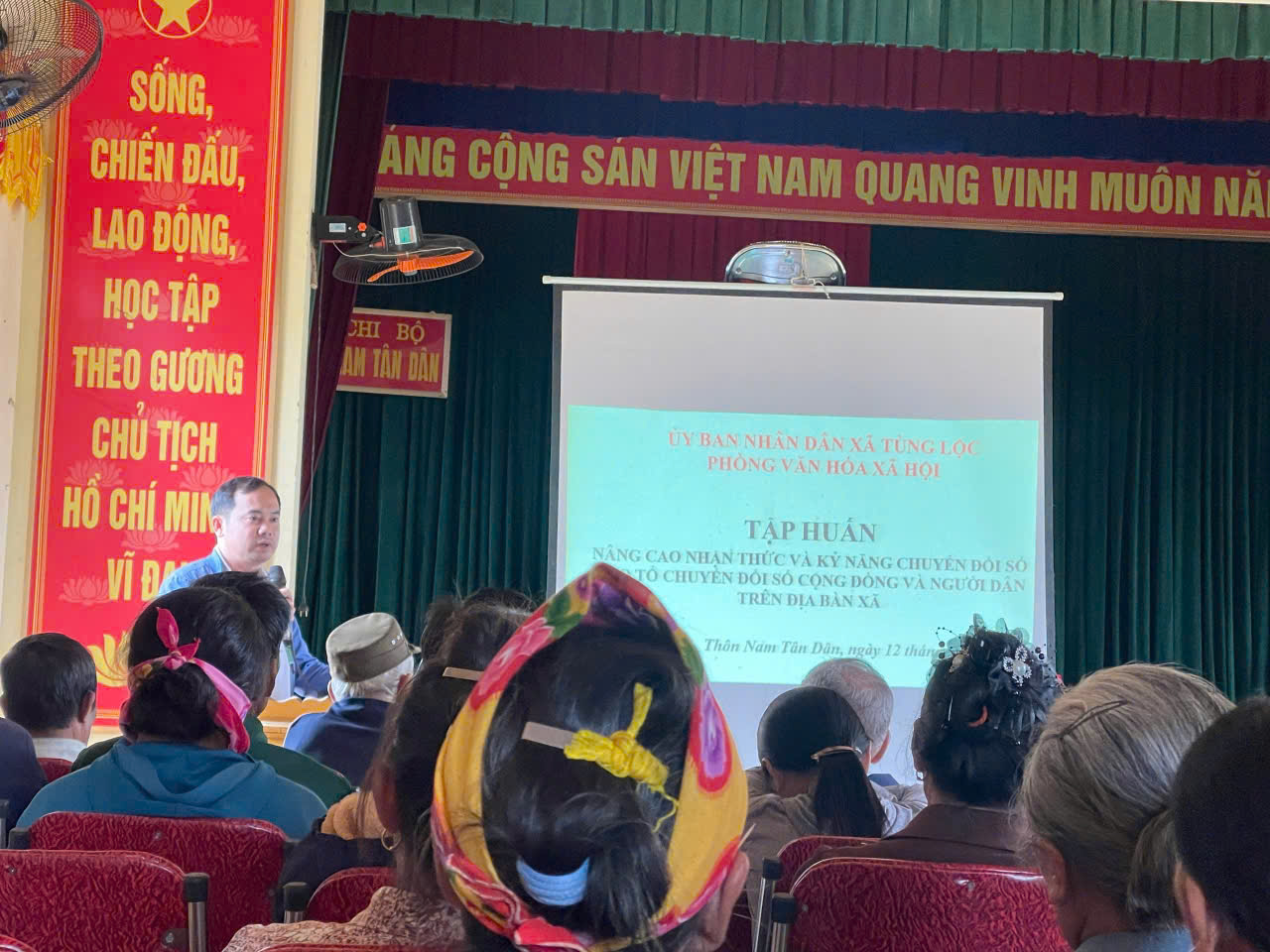 Tập huấn, hướng dẫn nâng cao nhận thức, kỹ năng chuyển đổi số cho Tổ chuyển đổi số cộng đồng và người dân. 