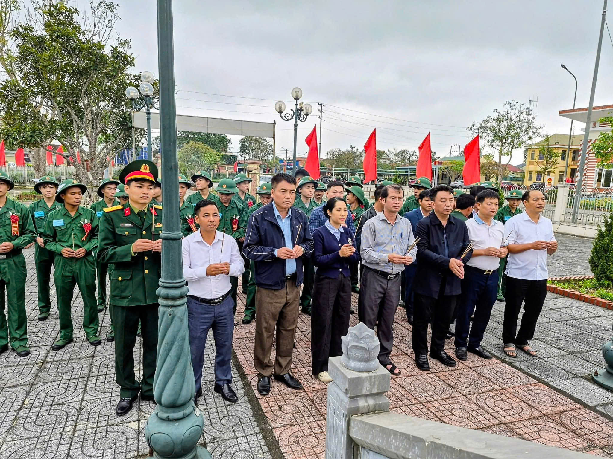 Thanh niên xã Tùng Lộc dâng hương tưởng nhớ các anh hùng liệt sỹ trước ngày lên đường nhập ngũ