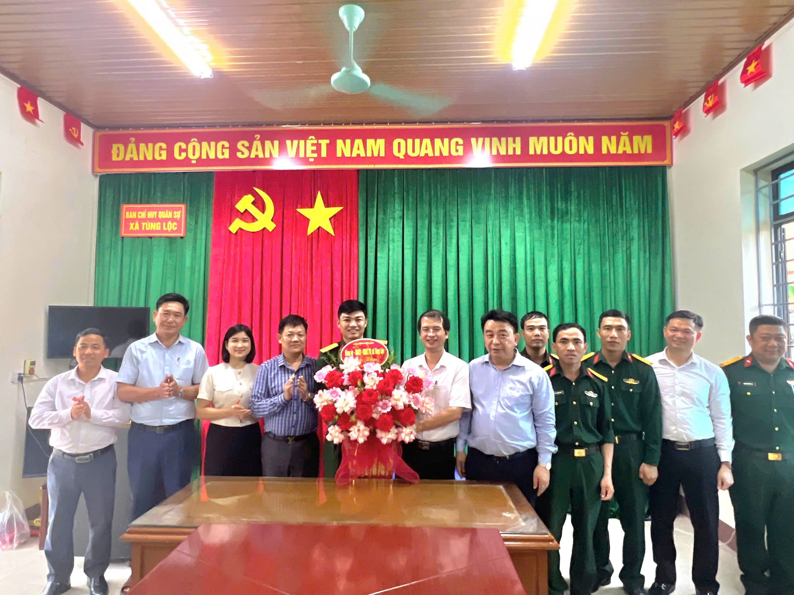 Lãnh đạo xã tặng hoa chúc mừng 91 năm ngày truyền thống lực lượng Dân quân tự vệ Việt Nam