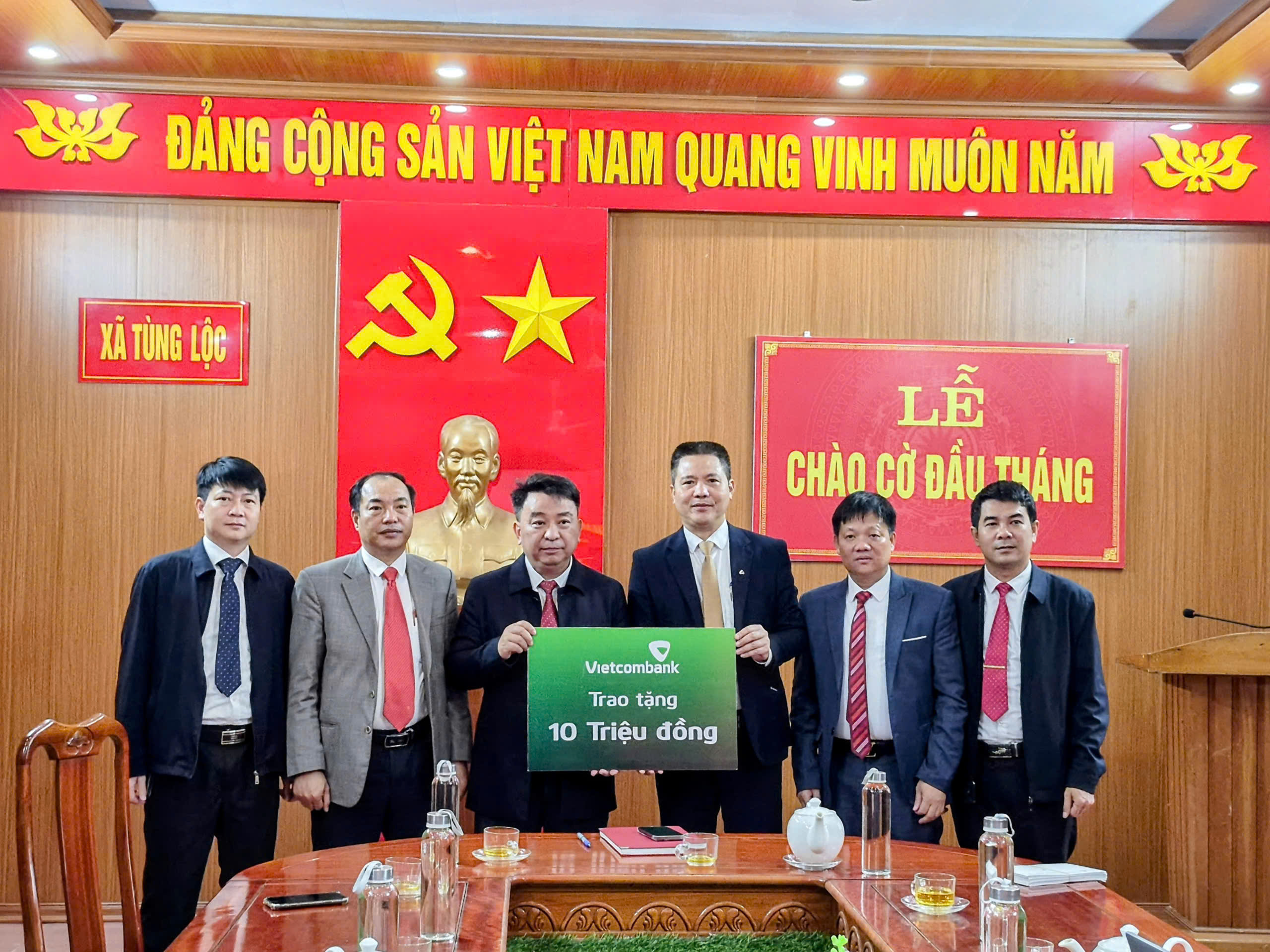 Ngân hàng Vietcombank chi nhánh Hà Tĩnh trao quà gia đình chính sách đón Tết