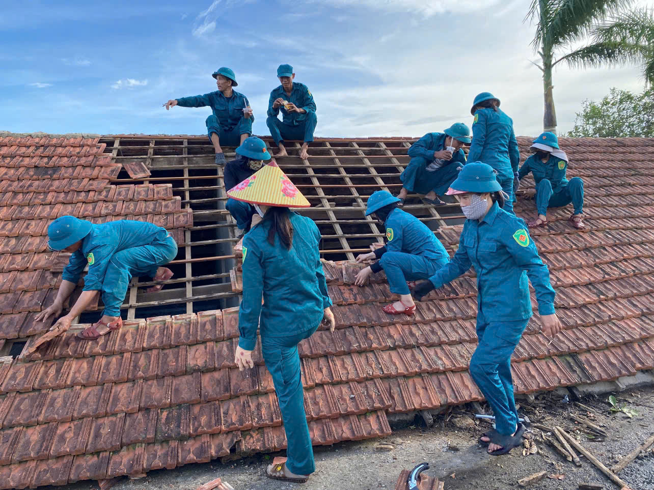Lực lượng dân quân xã phối hợp lực lượng Ban chỉ huy phòng thủ khu vực 1 hỗ trợ giúp trường Mầm non Tùng Lộc khắc phục bão số 10.