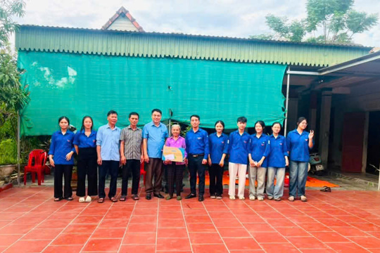 Ấm lòng "Bữa cơm tình nghĩa" tại gia đình cựu TNXP Nguyễn Thị Mận