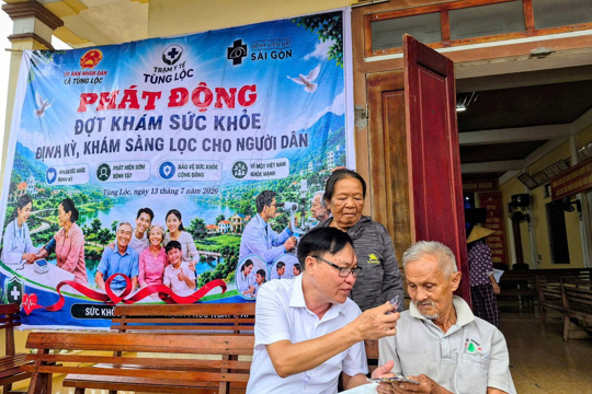 Khám bệnh, cấp thuốc miễn phí cho Nhân dân