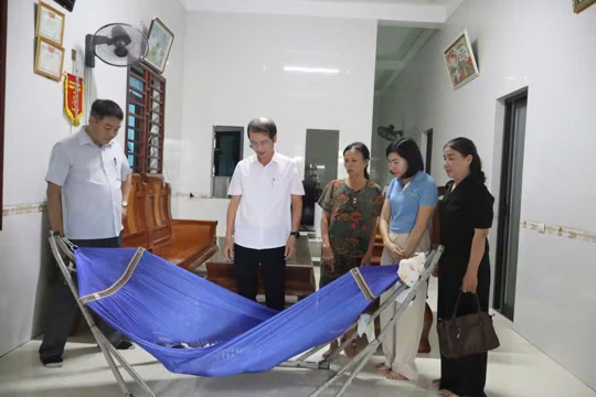 Lãnh đạo xã Tùng Lộc thăm, tặng quà trẻ em hoàn cảnh đặc biệt nhân dịp Trung thu