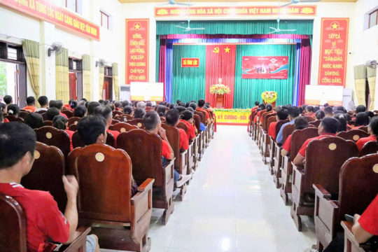 Tùng Lộc sôi nổi “Đi bộ cùng Việt Nam tiến bước”