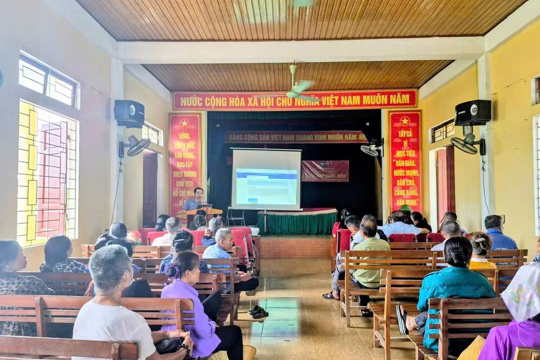 Tập huấn nâng cao nhận thức và kỹ năng chuyển đổi số cho cán bộ và nhân dân thôn Hồng Quang