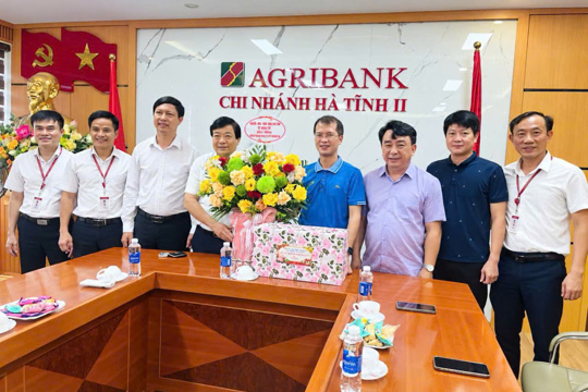 Lãnh đạo xã Tùng Lộc chúc mừng Ngày Doanh nhân Việt Nam 13/10