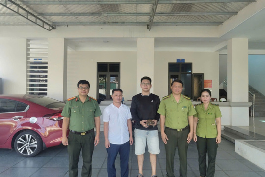 Tùng Lộc người dân tự nguyện bàn giao một cá thể rùa Sa nhân quý hiếm