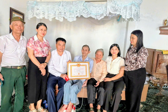 Xã Tùng Lộc trao tặng Huy hiệu Đảng tại nhà cho đảng viên tuổi cao, sức yếu