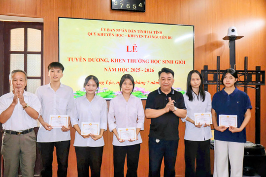 Trao thưởng Quỹ Khuyến học, Khuyến tài Nguyễn Du năm học 2025 - 2026