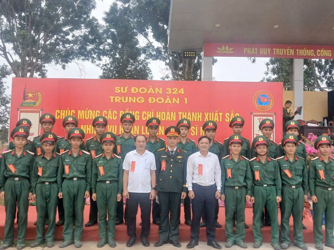 Lãnh đạo xã Tùng Lộc thăm, động viên chiến sĩ mới năm 2026