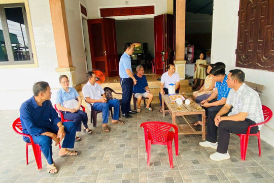 Ngân hàng Hợp tác xã Việt Nam (Co-opBank) - Chi nhánh Hà Tĩnh (Phòng giao dịch Can Lộc) đến trao quà tại Tùng Lộc