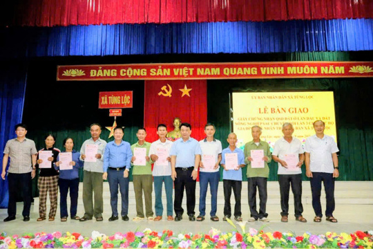 Tùng Lộc trao giấy chứng nhận quyền sử dụng đất cho các hộ dân