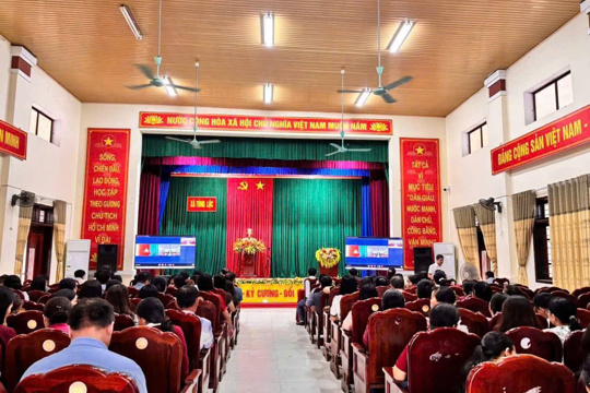 Đội ngũ cán bộ quản lý, giáo viên xã Tùng Lộc tham dự Hội nghị trực tuyến bồi dưỡng chính trị năm 2026