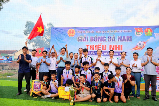 Thôn Vinh Quang xuất sắc giành cúp vô địch giải bóng đá Nam thiếu nhi năm 2026