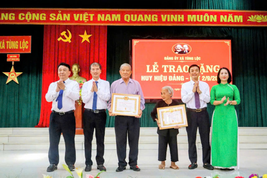 Tùng Lộc trao tặng Huy hiệu Đảng cho 60 đảng viên dịp 2/9