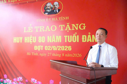 Chủ tịch UBND tỉnh trao tặng Huy hiệu 80 năm tuổi Đảng cho đảng viên tại xã Tùng Lộc