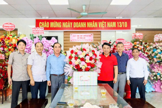 Lãnh đạo xã Tùng Lộc chúc mừng các doanh nghiệp nhân Ngày Doanh nhân Việt Nam