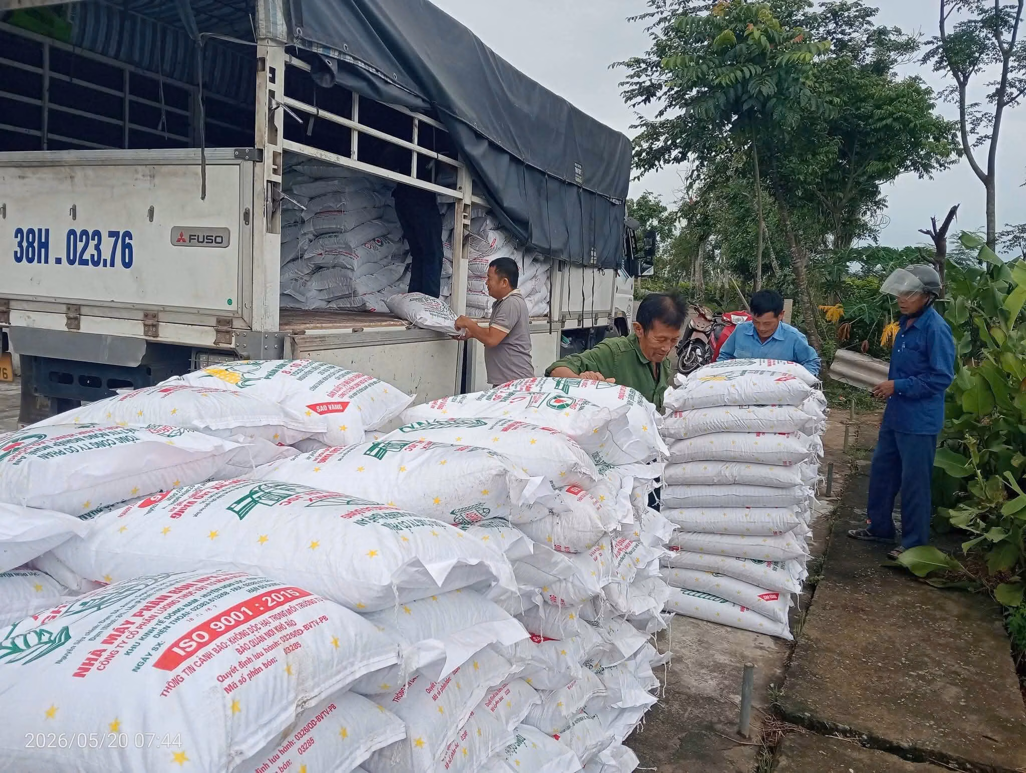 Hội Nông dân xã Tùng Lộc cung ứng phân bón trả chậm cho hội viên 