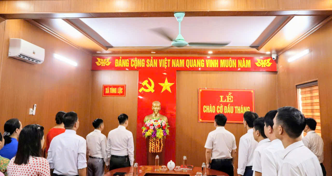UBND xã Tùng Lộc chào cờ đầu tháng 8 và triển khai nhiệm vụ trong thời gian tới