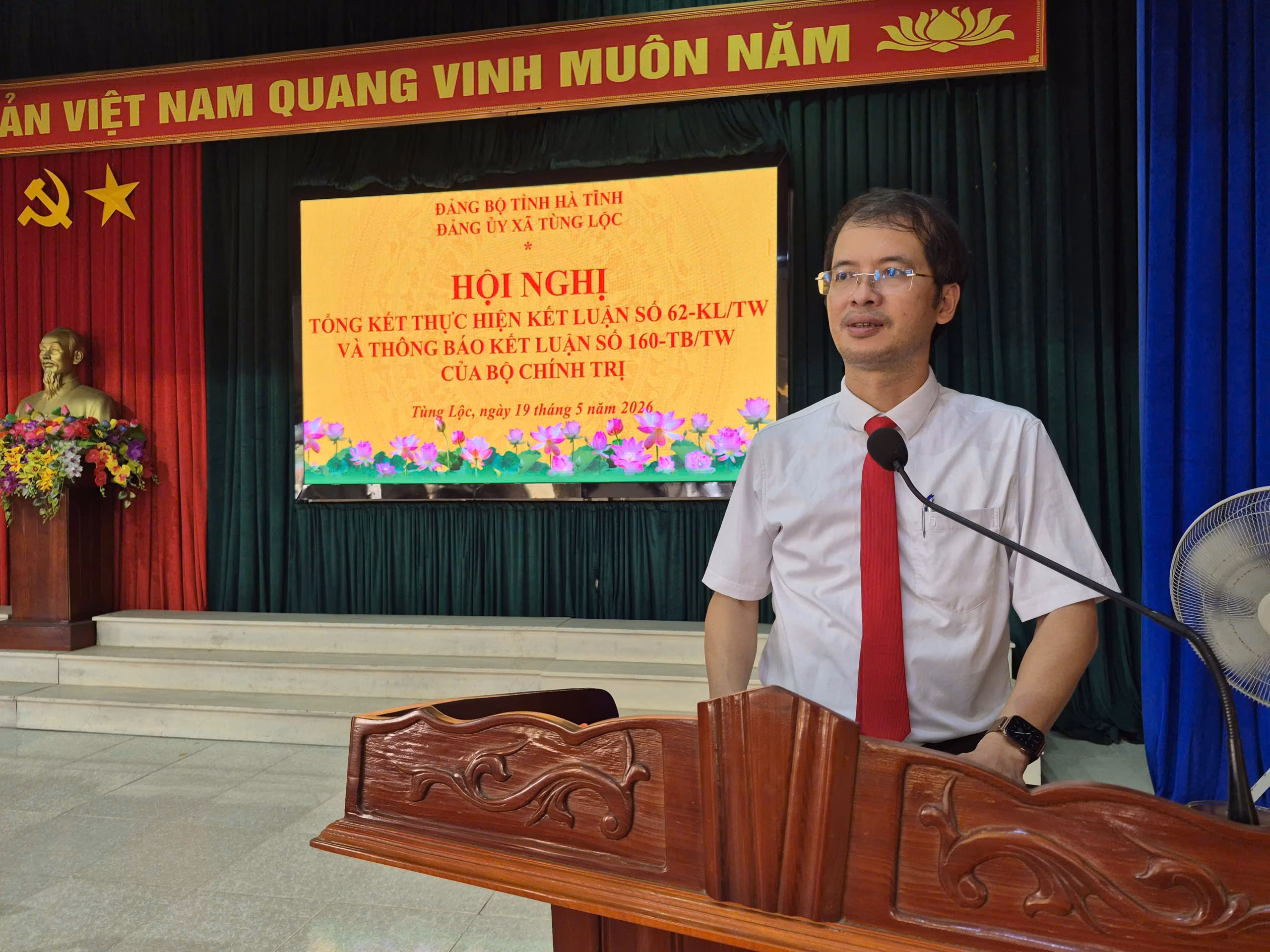  Lễ trao tặng Huy hiệu Đảng đợt 19/5