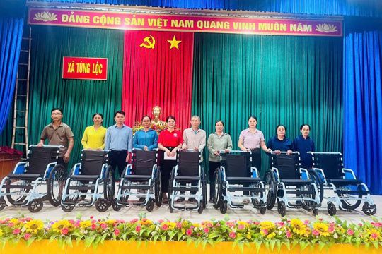 Hội Chữ thập đỏ - Bảo trợ xã hội Tùng Lộc trao tặng 07 xe lăn hỗ trợ người khuyết tật 